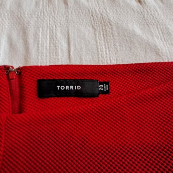 Torrid women's size 20 red textured shorts, back zipper, high waist NWOT - Picture 2 of 7